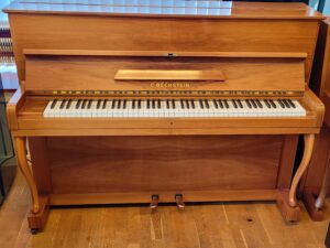 Brunt piano av märket C Bechstein