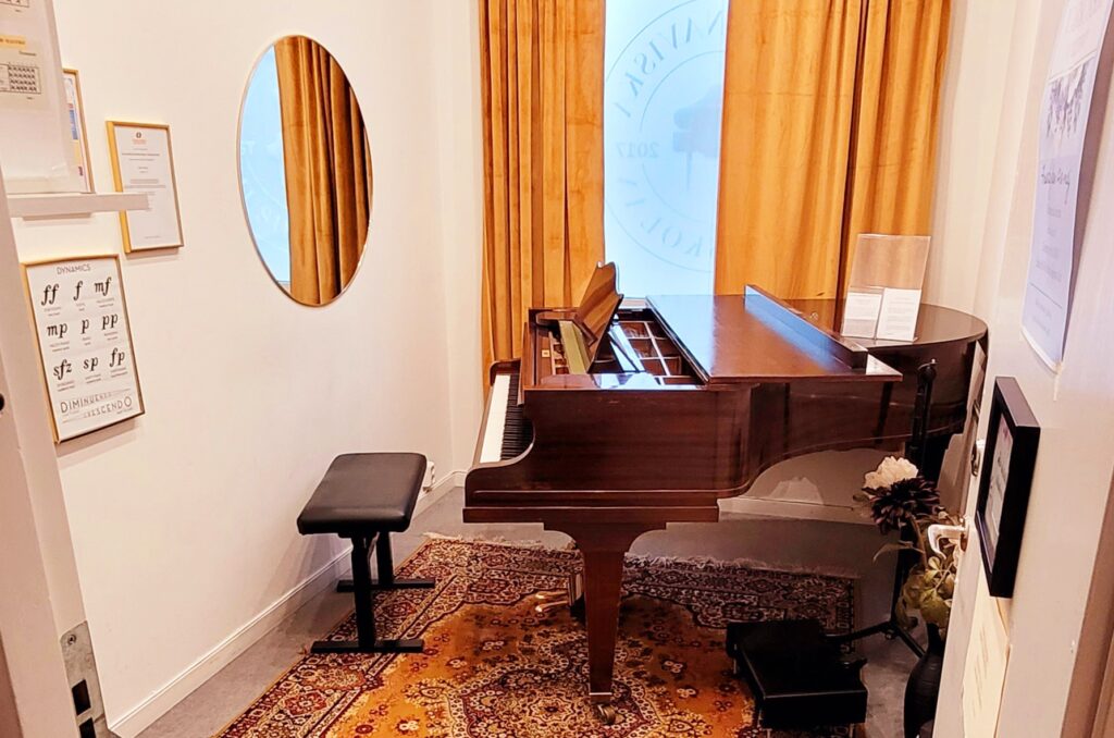 Övningsrum med brunt piano